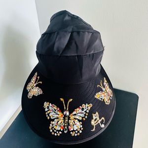 Wide- brimmed women’ sun hat with UV protection. Hand-painted 🫶☀️